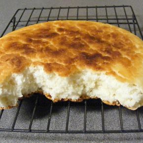 Old Timey Biscuit Bread  -  just like the tender, rustic biscuits your grandma made, in a cast iron skillet on top of the stove! Biscuit Bread Recipe, Rustic Biscuits, Pone Bread Recipe, Hoecake Recipe, Skillet Bread, Buttermilk Bread, Iron Recipes, Breaking Bread, Bisquick Recipes