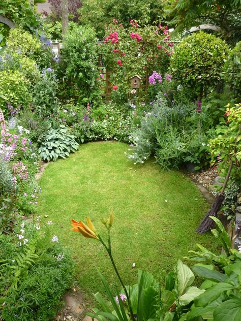 sunken garden | nice and colourful for open day | trudi harrison | Flickr Small Cottage Garden Ideas, Sunken Garden, Cottage Garden Design, Backyard Inspiration, The Secret Garden, Small Garden Design, Green Garden, Garden Cottage, Small Gardens