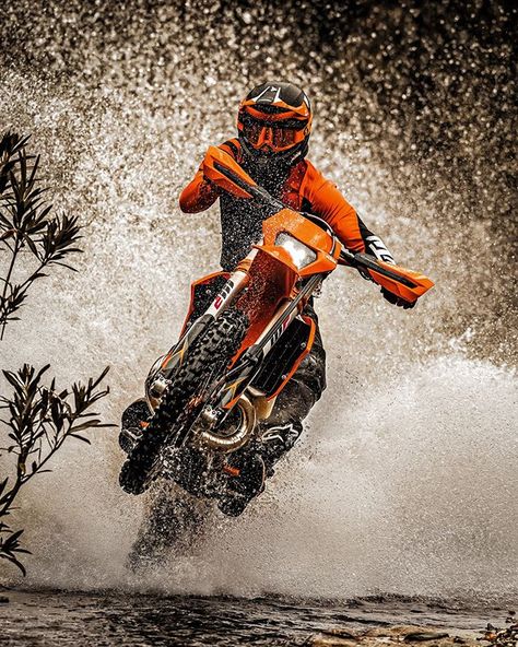 KTM no Instagram: “Full throttle into Sunday - KTM 300 EXC TPI Lightweight, nimble and at the forefront of extreme enduro development. #KTM #ReadyToRace…” Motocross Photography, Ktm Enduro, Ktm Dirt Bikes, Mountain Biking Photography, Ktm 300, Motorcycle Helmet Design, Freestyle Motocross, Enduro Motocross, Motocross Love