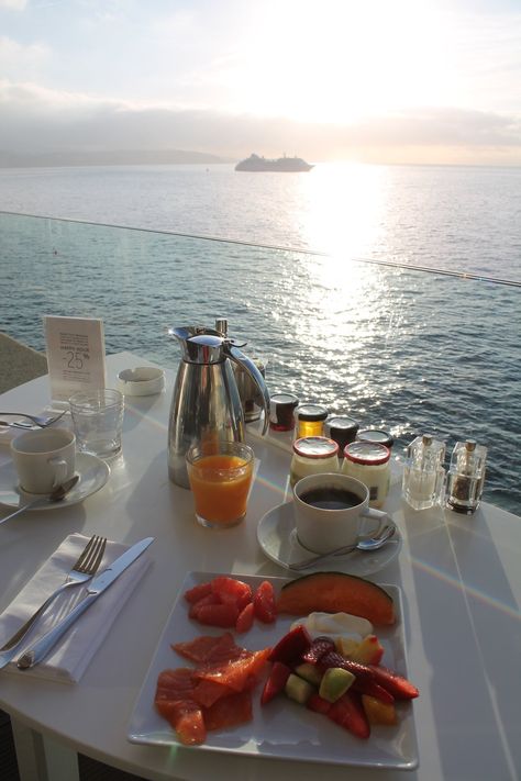 Breakfast in Santorini Cereal Buffet, Brunch Aesthetic, Tea Breakfast, Danish Pastry, Boats Luxury, Breakfast Tea, Fresh Coffee, Breakfast Time, Hot Meals