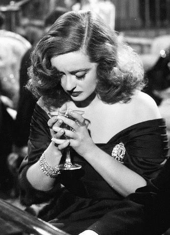 The Little Black Dress (LBD) goes with everything and it's been a staple in Hollywood. Check out how Bettie Davis in All About Eve accessorized her Dress-Brooch/Pin & Bracelet. Perfect! Read more ideas at Peppermint Twist Vintage.com #Blackdress #vintagejewelry #vintageblog #jewelry #Bettiedavis #1950s #1950sfashion #1950sphoto #LBD Bette Davis Eyes, Betty Davis, Lucky Blue Smith, Beach Blonde, Black And White Movie, All About Eve, Old Hollywood Stars, Bette Davis, Classic Actresses