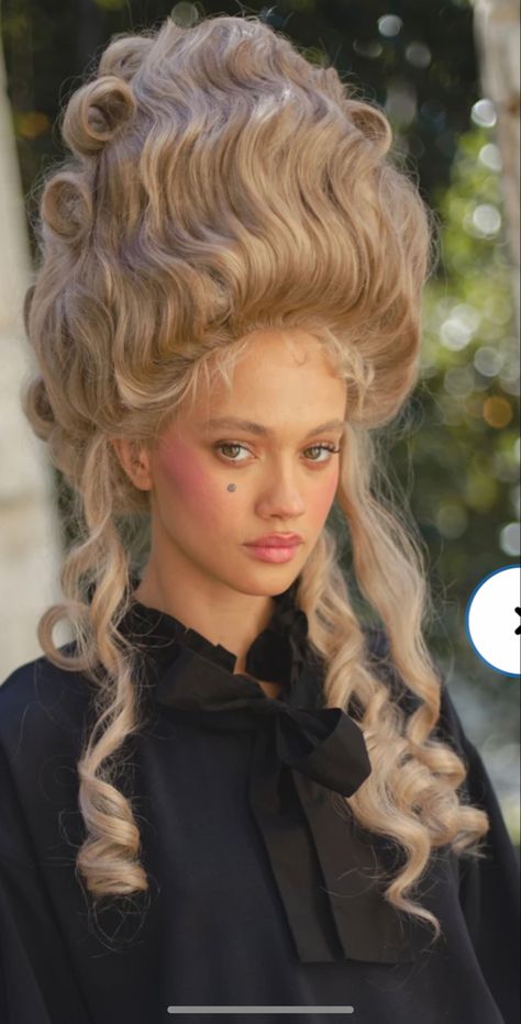 Marie Antoinette Makeup, Rococo Hairstyles, Marie Antoinette Hair, Rococo Aesthetic, Marie Antoinette Costume, Curly Shag Haircut, Cinderella Hair, Hallowen Ideas, Rococo Fashion