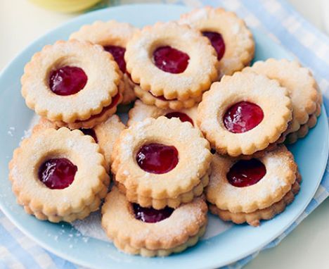 Jammy dodger flowers Cookies With Jam, Jammy Dodgers, The Great British Bake Off, British Bake Off, Great British Bake Off, Bbc Good Food Recipes, Biscuit Cookies, Strawberry Jam, Biscuit Recipe