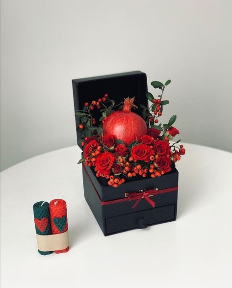 Pomegranate Decoration Ideas, Yalda Gift Ideas, Yalda Night Ideas Gift, Yalda Design Idea, Shab Yalda Decoration, Fruit Flower Basket, Fruit Bouquet Ideas, Pomegranate Decor, Diy Bouquet Wrap