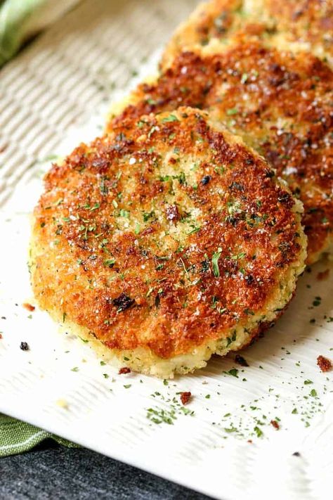 These Old Fashioned Mashed Potato Cakes are so creamy on the inside and super crispy on the outside! Mashed Potato Recipe, Mashed Potato Cakes, Potato Fritters, Scalloped Potatoes Cheesy, Cheesy Mashed Potatoes, Tapas Recipes, Potato Cakes, Potato Pancakes, Potato Recipe