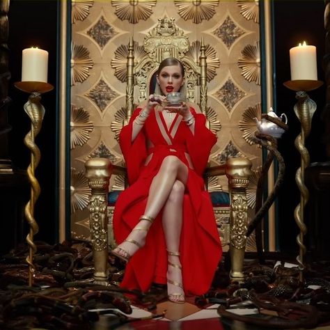 Taylor Swift Look What You Made Me Do music video still Taylor Swift Halloween Costume, Taylor Swift Costume, Taylor Swift Music Videos, Taylor Swift New, Estilo Taylor Swift, Taylor Swift Music, Taylor Swift Outfits, Taylor Swift Album, Becky G