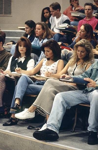 Saved By The Bell Outfits, Leslie Burke, Tiffani Amber Thiessen, Kelly Kapowski, Tiffani Thiessen, 90s Sitcoms, 90s Inspired Outfits, College Aesthetic, Saved By The Bell