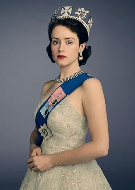 Young Queen Elizabeth II in The Crown Halloween costume. #halloween #halloween-costume #costume-ideas #halloween2018 #trending-halloween-costumes #costume-trends #trending Follow us on Pinterest: www.pinterest.com/yourtango The Crown Elizabeth, Crown Tv, Crown Costume, Crown Netflix, The Crown Series, Little Dorrit, Young Queen Elizabeth, Series Netflix, Claire Foy