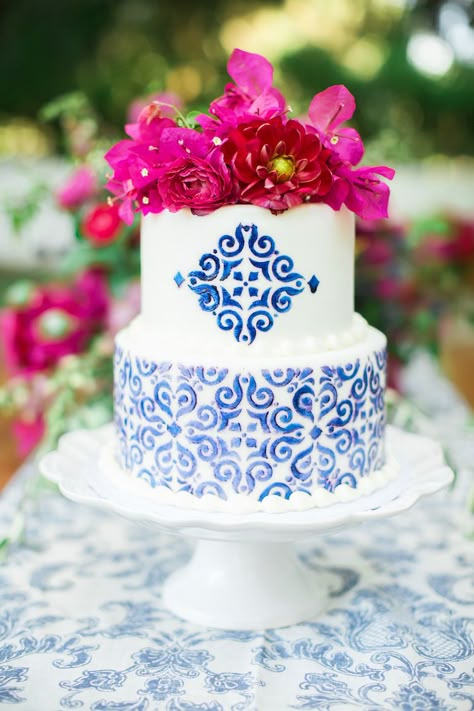 Spanish ceramic inspired wedding cake http://www.confettidaydreams.com/bougainvillea-and-blue-spanish-ceramic-wedding-ideas/ Bougainvillea Wedding, Wedding Cake With Flowers, Wedding Cake Fresh Flowers, Cake With Flowers, Floral Wedding Cakes, Spanish Wedding, Boda Mexicana, Wedding Cake Table, Amazing Wedding Cakes