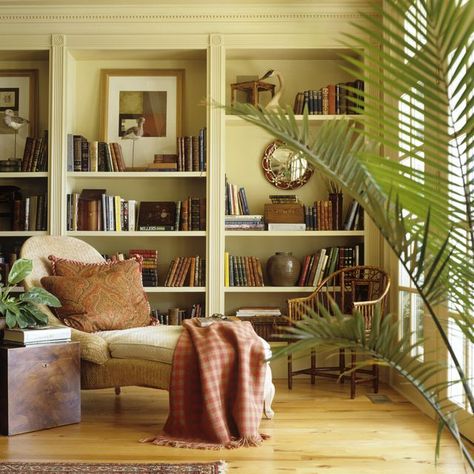 home library Overstuffed Couch, Diy Home Library, Beautiful Home Library, Styling Bookshelves, Bookshelf Styling, Home Libraries, Library Ideas, Home Library, Book Shelf