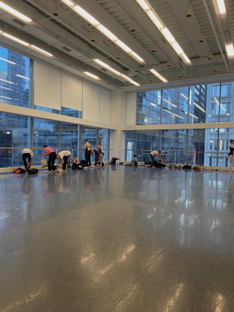 Julliard School Aesthetic Dance, Dance College Aesthetic, Julliard School Aesthetic, Professional Dancer Aesthetic, Dance School Aesthetic, Julliard School, Dance Studio Decor, Dance Major, Dancer Lifestyle