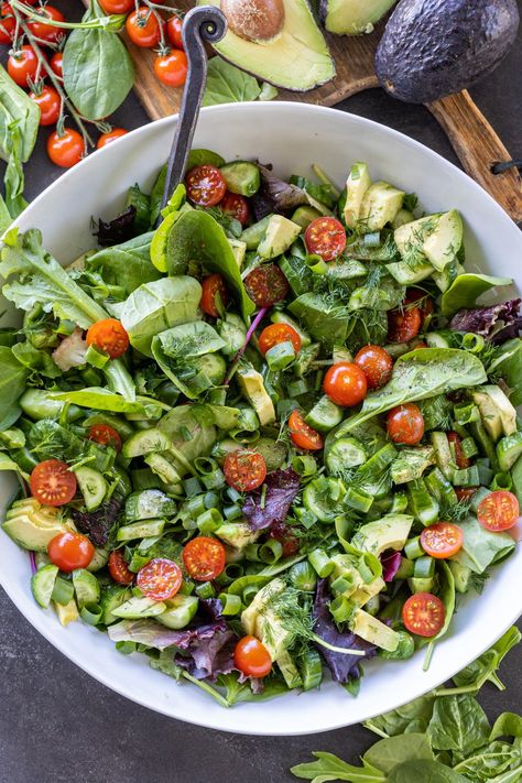 Ultimate Garden Salad Recipe Best Garden Salad, Baby Shower Salad, Salad Platter Ideas, Salad Ideas For Party, Cold Salads For Parties, Salad Presentation Ideas, Garden Salad Ideas, Simple Garden Salad, Summer Garden Salad