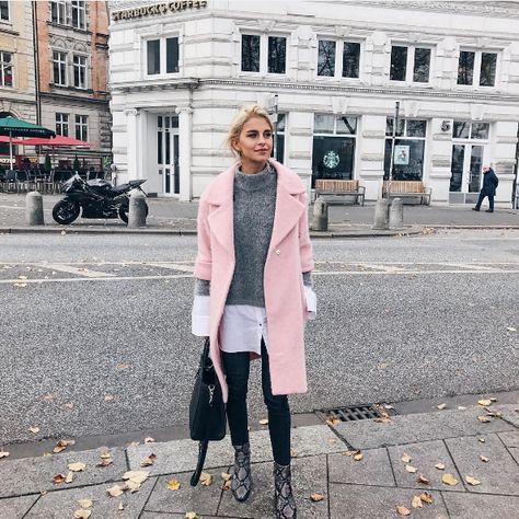 Pink Coat Outfit Winter, Pink Coat Outfit, Light Pink Coat, Fall Coat Outfit, Wool Coat Outfit, Mode Pastel, Pink Wool Coat, Winter Coat Outfits, Look Rose