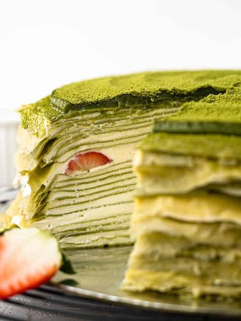 Matcha Mille Crepe Cake Matcha Crepe Cake, Strawberry Crepe Cake, Mille Crepe Cake, Desserts Japonais, Crepe Cake Recipe, Strawberry Crepe, Showstopper Dessert, Matcha White Chocolate, Strawberry Crepes