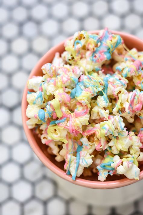 Oreo Popcorn, Birthday Cake Popcorn, Popcorn Recipes Chocolate, Rainbow Popcorn, Chocolate Covered Popcorn, White Chocolate Popcorn, Chocolate Popcorn, Vegan White Chocolate, Popcorn Treats