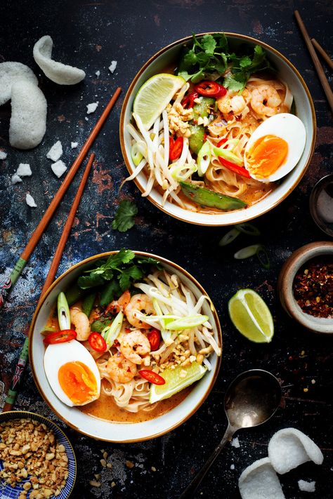 Easy Prawn Laksa Laksa Photography, Easy Laksa Recipe, Seafood Laksa Recipe, Laksa Singapore, Prawn Laksa, Seafood Laksa, Crab Recipes Easy, Asian Bowl, Laksa Recipe