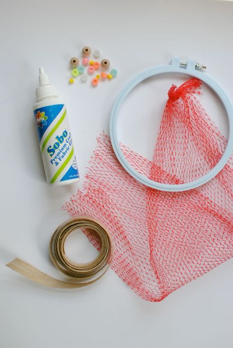 DIY: Recycled Shell Collector Bag | http://hellonatural.co/how-to-upcycle-mesh-produce-bags/ Mesh Produce Bags, Reuse Crafts, Waste Art, Upcycle Plastic, Vegetable Bag, Mesh Bags, Puzzle Crafts, Plastic Mesh, Produce Bags