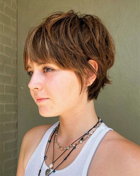 Pixie Shag with Bangs for Round Faces Light Brown Hair Colors, Brown Hair Highlights, Pixie Shag, Shag With Bangs, Light Brown Hair Color, Curly Pixie Hairstyles, Honey Brown Hair, Pixie Cut With Bangs, Brown Hair Color