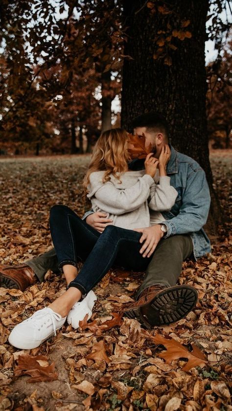 Fall Mini Shoot, Winter Couple Pictures, Fall Photoshoot Family, Fall Couple Pictures, Valentine Mini Session, Fall Photo Shoot Outfits, Couples Pose, Pose Portrait, Fall Engagement Pictures