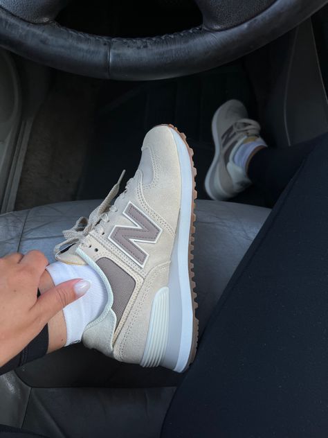 Shoes Women Aesthetic, Nee Balance, New Balance Shoes Women, Shoes List, New Balances, Women Aesthetic, New Balance 574, Fashion Mood Board, New Balance Shoes