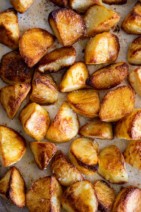 Vinegar Potatoes, Making Roast Potatoes, Salt And Vinegar Potatoes, Best Roast Potatoes, Crispy Roast Potatoes, Cookout Side Dishes, Potatoes In Oven, Salt And Vinegar, Sides Recipes