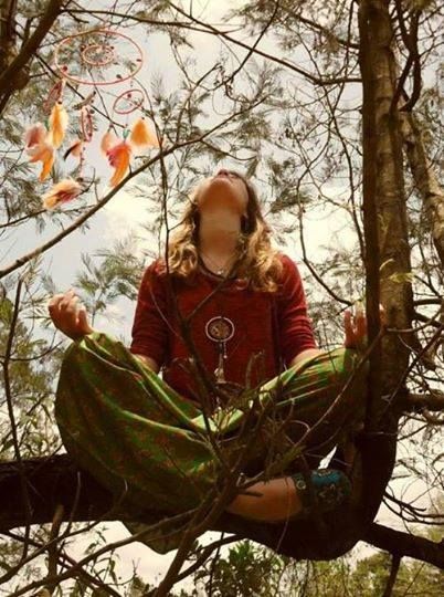 flower child in a tree Alexacore Aesthetic, Soft Hippie Aesthetic, Hippie Lifestyle Aesthetic, Christian Hippie, Hippie Vibes Aesthetic, 70s Hippie Aesthetic, Flower Child Aesthetic, Mundo Hippie, Vintage Foto's