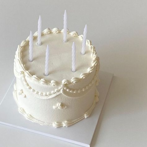 Aesthetic Wedding Cake Korean, Simple Vintage Cake Designs, All White Cake Decoration, Vintage Korean Cake, White Bday Cake, Cake Birthday Korea Simple, White Icing Cake, White Cake Aesthetic, Pearl Birthday Cake