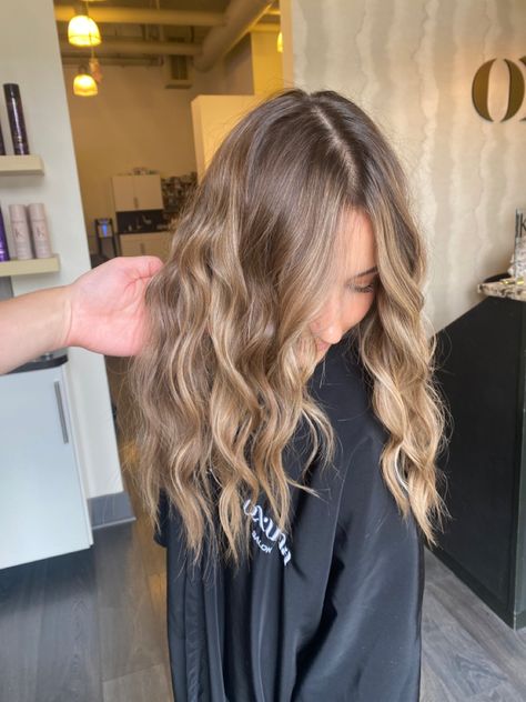 Soft Highlights For Dark Blonde Hair, Dark Blonde Light Blonde Highlights, Blonde Carmel Hair Color, Soft Baylage Brown Hair, Natural Bolyoge, Fall Hair Inspo Color, Blonde Hair With Brown Balayage, Natural Balyage On Light Brown Hair, Light Brown With Dimension