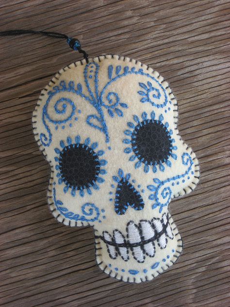 Felt Skull Pattern, Sugar Skull Embroidery, Sugar Skull Crafts, Felt Skull, Skull Embroidery, Skull Crafts, Felt Halloween, Felt Embroidery, Sugar Skull Art