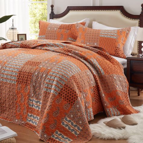 PRICES MAY VARY. OVERSIZED QUILT SETS: This queen size bedding set includes 1 quilt (90" x 98"), 2 pillow shams (20" x 26"). The quilt covers all sides and reaches the end of your bed easily. When you need a bedspread that hangs to the floor, you may need a shorter bed or choose a size up. QUALITY MATERIAL: 3-piece quilt set, made of quality microfiber fabric that resists fading, shrinking, pilling and stains. The durable material is stitched in a multilayered construction that creates lightweig Rust Quilt, King Size Quilt Sets, Paisley Bedding, Boho Bedding Sets, Oversized Quilt, Orange Quilt, King Size Bedding Sets, Paisley Fashion, Quilt Covers