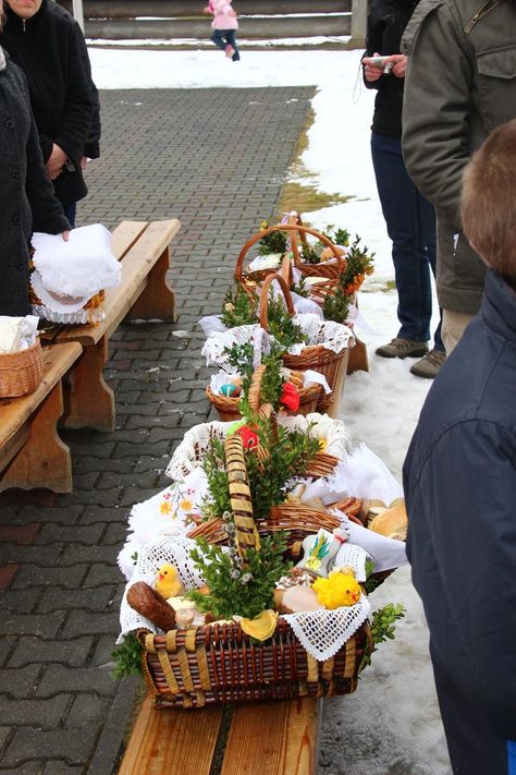 The Blessing of Easter Baskets in Poland. You can read about Easter Polish traditions and book an Easter trip on #polishtrails http://www.polish-trails.com Polish Easter Basket For Blessing, Polish Easter Basket, Poland Traditions, Pascha Basket, Polish Easter Traditions, Polish Foods, Polish Culture, Polish Easter, Polish Heritage