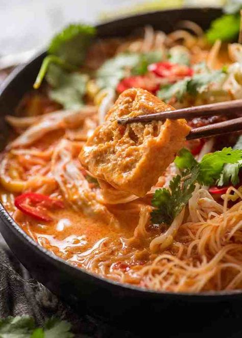 Malaysian Laksa, Coconut Noodle Soup, Tofu Puffs, Laksa Recipe, Laksa Soup, Masakan Melayu, Chinese Meals, Coconut Broth, Malaysian Restaurant