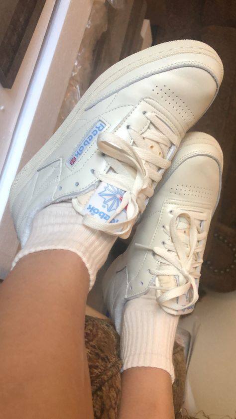 Reeboks With Socks, Rebook Club C 85 Vintage Outfit Ideas, Rebook Club C 85 Vintage Outfit, Club C 85 Vintage Outfit, Reebok Club C 85 Outfit, Club C 85 Outfit, Blue Shoes Outfit, White Shoes Outfit, Pretty Sneakers