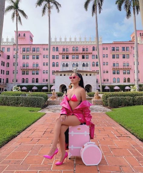 Look Kylie Jenner, Real Barbie, Rich Girl Aesthetic, Glam Photoshoot, Rich Girl Lifestyle, Photoshoot Themes, Pink Girly Things, Vintage Winter, Everything Pink