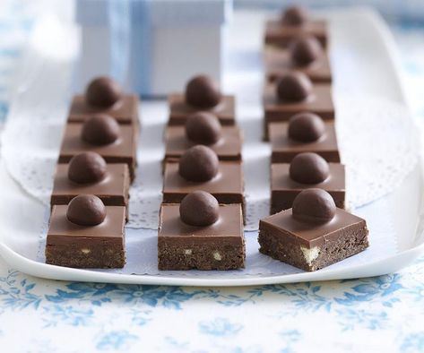 Choc-malt slice Malteaser Slice, Malteser Slice, Biscuit Crust, No Bake Slices, Easy Biscuit, Slice Recipe, Chocolate Slice, Caramel Slice, Biscuits Easy