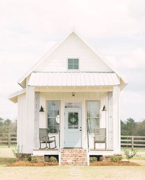 Farmhouse Dreams on Instagram: "❤️ HOW CUTE IS THIS? Dreamy little home! THOUGHTS ⬇️ 📸: @thewhitemagnolia ___________________________ - - Follow @farmhouses.dream - - #fixerupper #chipandjo #magnolianetwork #hgtv #farmhouseporch #farmhousedecor #farmhouseinterior #farmdecor #modernfarmhouse #farminspo #farmhouseexterior #shiplap #kitchendecor #farmhousemodern #barndo #farmhouselove #like #art #farmhome #farmhousebuild" Tiny Farmhouse Design, White Cottage Exterior, Affordable Prefab Homes, Farmhouse Design Ideas, Tiny Farmhouse, White Exterior Houses, Clapboard Siding, Beautiful Front Doors, Cottage Exterior