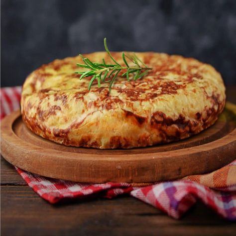 Spanish Tortilla Recipe, Traditional Spanish Recipes, Spanish Tapas Recipes, Spanish Omelette, Omelets Recipe, Spain Food, Tapas Recipes, Omelette Recipe, Spanish Cuisine