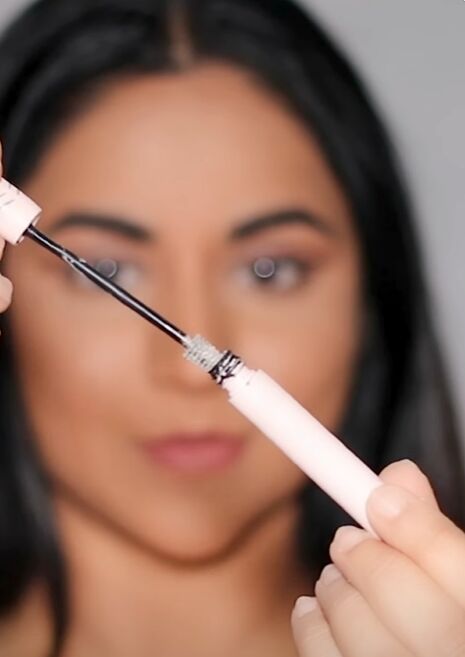 This guide shares an easy mascara hack. Learn how to get voluminous eyelashes in this quick tutorial. Curl Lashes, Mascara Tips, Mascara Wands, Best Mascara, Shimmer Eyeshadow, Natural Eyelashes, Hacks Videos, How To Apply Mascara, Eyelash Curler