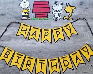 Peanuts Gang Birthday Party, Snoopy Decorations, Charlie Brown Birthday Party, Brown Banner, Peanuts Birthday Party, Snoopy Classroom, Snoopy Birthday Party, Charlie Brown Party, Snoopy Cake