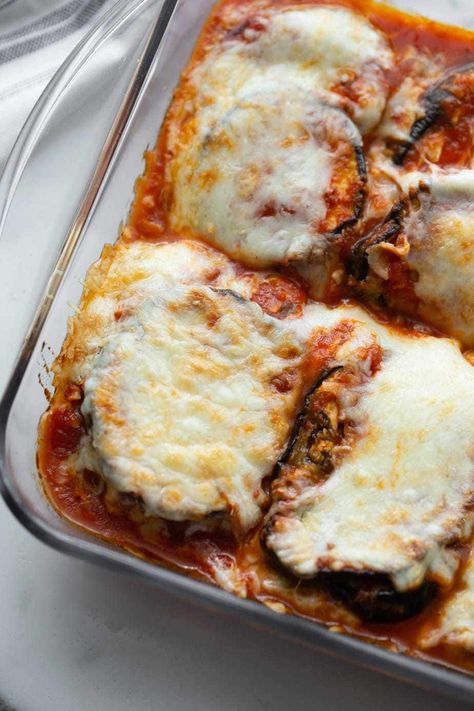 If you’re trying to ease up on your carbs but still eat delicious and hearty meals, then try this recipe for baked keto eggplant parmesan! Eggplant Recipes Healthy, Confessions Of A Fit Foodie, Baked Eggplant Parmesan, Eggplant Parmesan Recipe, Healthy Eggplant, Eggplant Recipes Easy, Eggplant Parmesan Baked, Eggplant Recipes Parmesan, Eggplant Parm