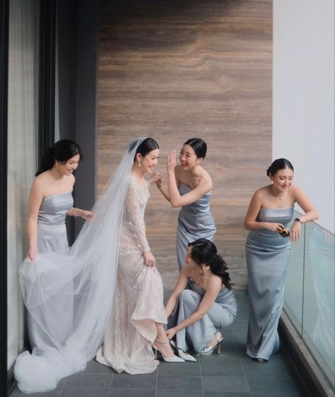 Photoshoot With Bridesmaids, Malay Wedding Bridesmaid, Bridesmaid Shoot Photo Ideas, Bride And Bridesmaids Photoshoot, Bridesmaid Poses Photo Ideas, Bridemaids Pose, Entourage Gowns Bridesmaid, Bridesmaid Poses With Bride, Korean Bridesmaid