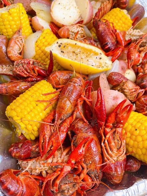 boiled crawfish: easy stovetop recipe hero image close up in foil container Crab Gumbo, Boiled Seafood, Live Crawfish, Boiled Crawfish, Shrimp And Crab Boil, Crawfish Recipes, Louisiana Crawfish, Crab Boil, Lemon Potatoes