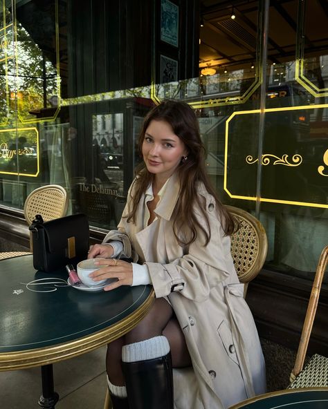 This cafe gives me the Parisian feel ☕️ #effortlesslychic #chicoutfit #falloutfit #falloutfits #falloutfitideas #falloutfitinspo #fallfashion #trenchcoat #elegantoutfit old money aesthetic, modern chic style, timeless fashion, preppy french, parisian, london fashion, classic outfit, London, street style, feminine chic style Parisian Chic Aesthetic, Feminine Chic Style, Outfit London, Parisian Aesthetic, Fashion Preppy, Classic Outfit, Feminine Chic, Money Aesthetic, London Street Style