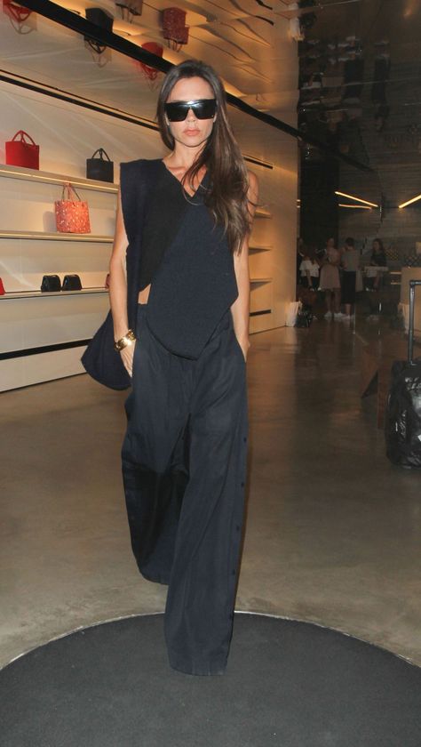 9aa42b31882ec039965f3c4923ce901bdesc36963000ri Airport Outfit Fall 2024, Viktoria Beckham, Victoria Beckham Outfits, Victoria Beckham Style, Victoria Fashion, Fall Inspiration, Mode Casual, Looks Street Style, Celebrity Street Style