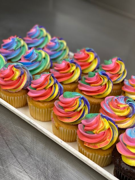 Rainbow cupcakes Candy Decorated Cupcakes, Rainbow Colored Cupcakes, Multi Colored Cupcakes, Birthday Cupcakes Ideas For Boys, Multicolor Cupcakes, Multi Colored Cupcake Frosting, Cupcake Colors, Cherry Bites, Cupcakes Colorful