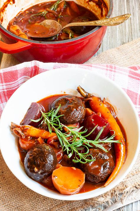 Portobello Pot Roast, Vegan Pot Roast, Vegan Bean Chili, Portobello Mushroom Caps, Portobello Mushroom Recipes, Full Course Meal, Great Vegan Recipes, Vegan Casserole, Comforting Dinner