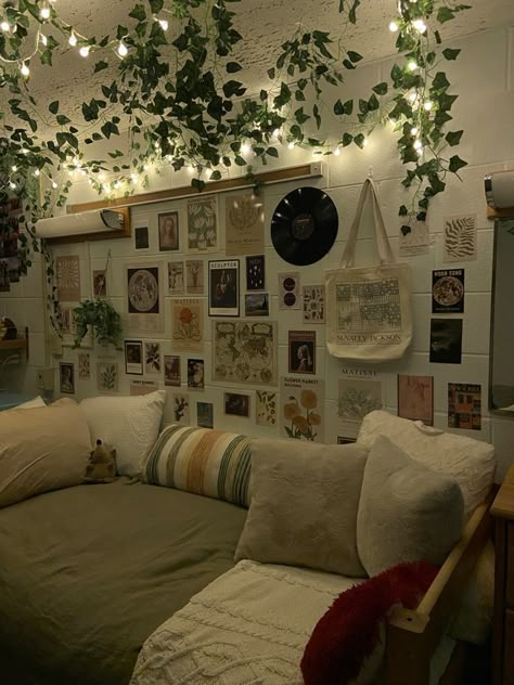 Aesthetic Dorm Room Ideas Two People, Edgy Bedroom, Dream Bedroom Inspiration, Chill Room, Dorm Room Inspiration, Grunge Room, Room Redesign, Makeover Bedroom, Redecorate Bedroom