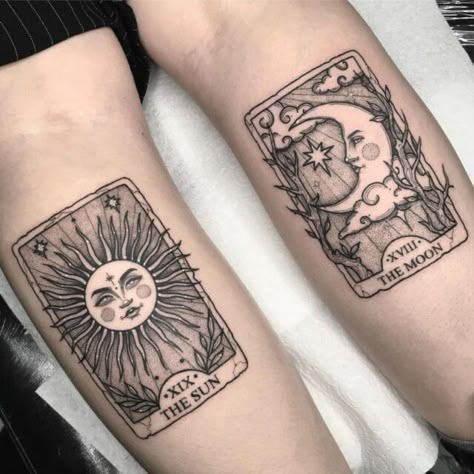 Sun And Moon Tattoos, Tattoo Sonne, Luna Tattoo, Sun And Moon Tarot, Matching Friend Tattoos, Moon Tarot Card, Tarot Tattoo, Tarot Card Tattoo, Moon Tattoos