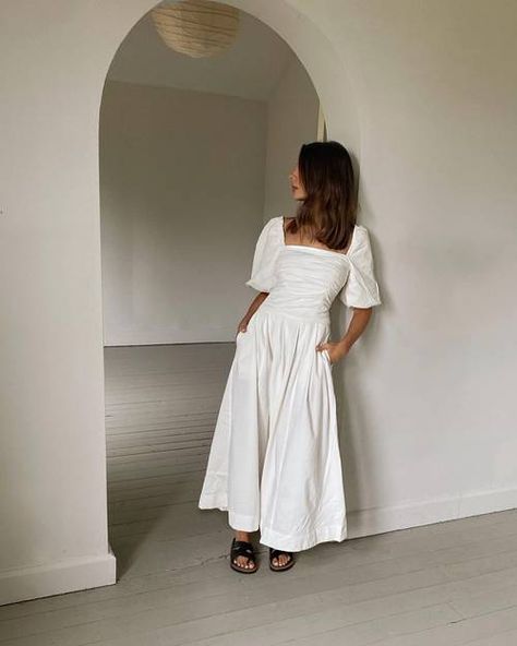 Sandals And Dress Outfit, Chunky Sandals Outfit, Sandal Outfits, Spring Midi Dress, Summer Dress Trends, Pretty White Dresses, Dress Minimal, Ankle Strap Sandals Flat, White Summer Dress