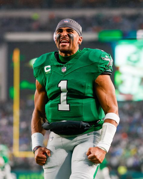 Eagles QB Jalen Hurts Eagles Kelly Green, Nfl Championships, Philadelphia Eagles Football, Beard Fade, Fantasy Team, Nfl Photos, Fly Eagles Fly, Jalen Hurts, Eagles Football